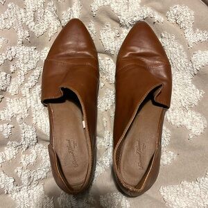 Cute, universal thread, cognac slide on flats, half boots 7